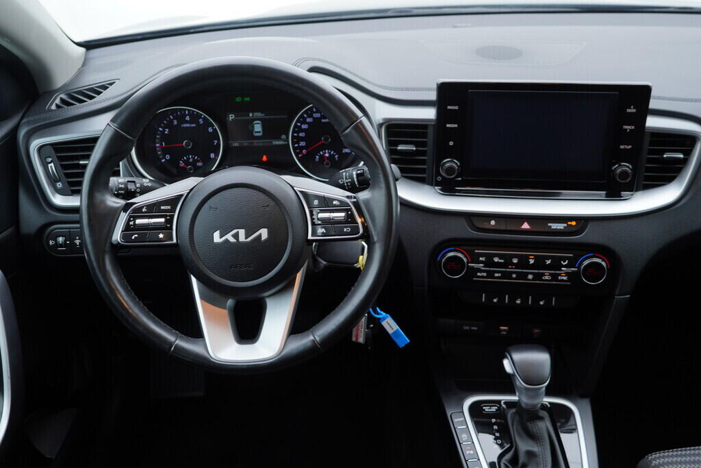 OV190V09682_28.webp_CEED Exclusive DCT 1.5 T-GDi 118 kW automat, DPH