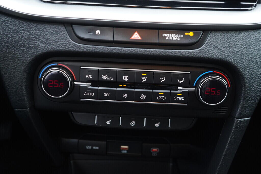 OV190V09682_32.webp_CEED Exclusive DCT 1.5 T-GDi 118 kW automat, DPH