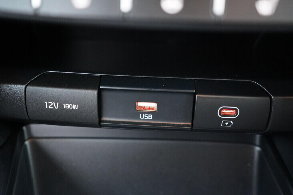 OV190V09682_33.webp_CEED Exclusive DCT 1.5 T-GDi 118 kW automat, DPH