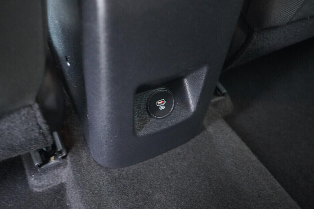 OV190V09682_37.webp_CEED Exclusive DCT 1.5 T-GDi 118 kW automat, DPH