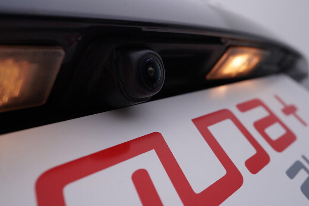 OV190V09682_41.webp_CEED Exclusive DCT 1.5 T-GDi 118 kW automat, DPH