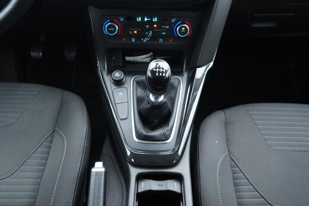 OV190V09702_32.webp_FOCUS Titanium 1.5  134 kW manuál