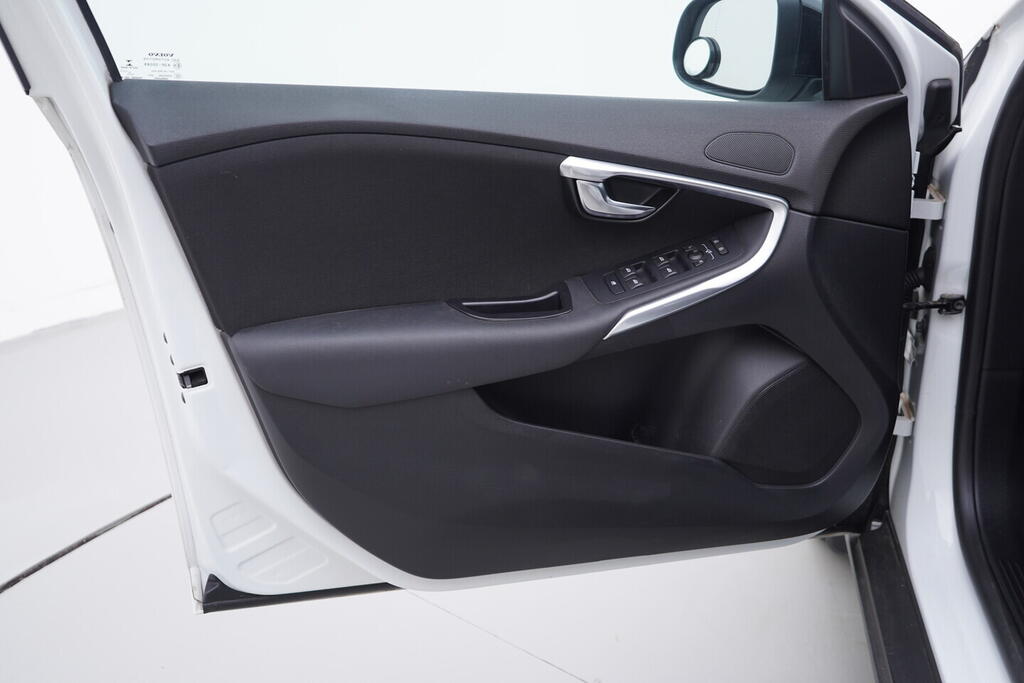 OV190V09703_19.webp_V40 Cross Country Business 2.0  88 kW manuál