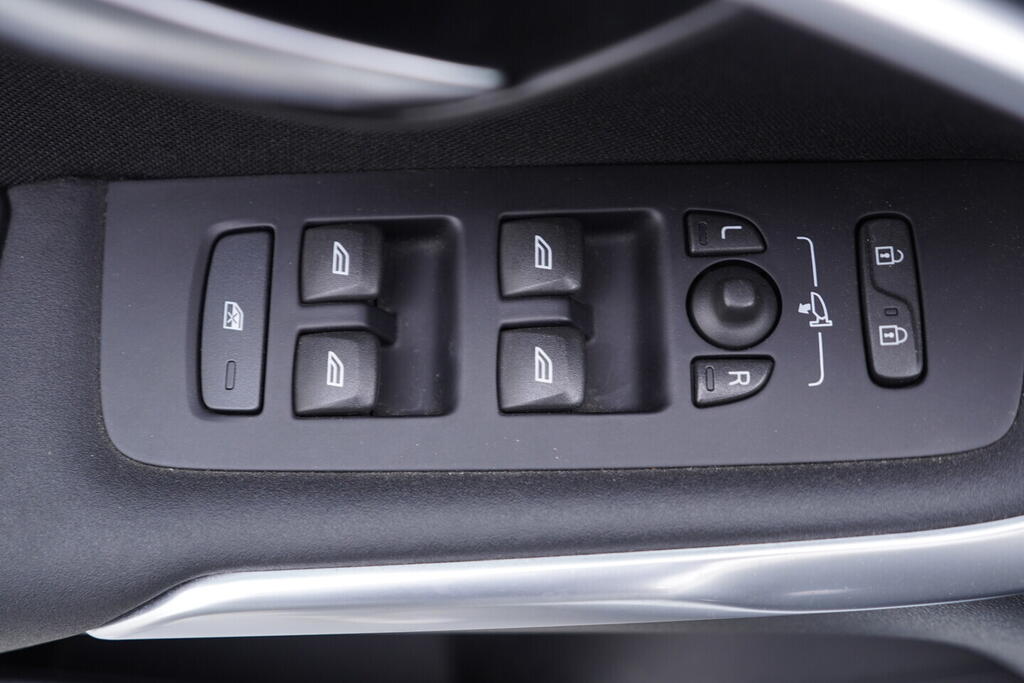 OV190V09703_20.webp_V40 Cross Country Business 2.0  88 kW manuál