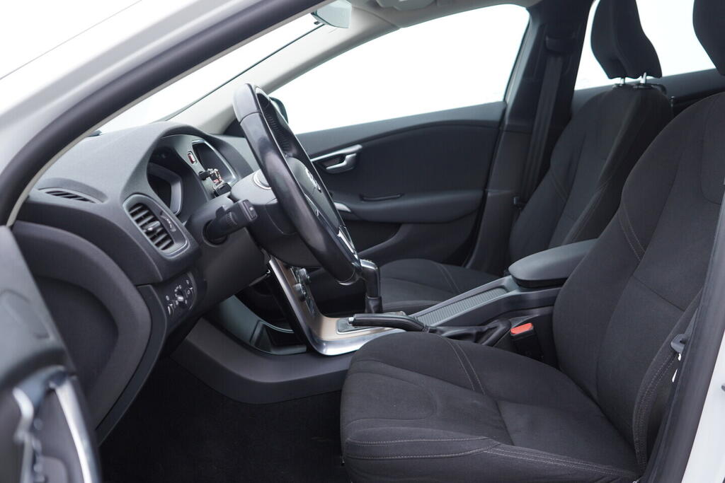 OV190V09703_22.webp_V40 Cross Country Business 2.0  88 kW manuál