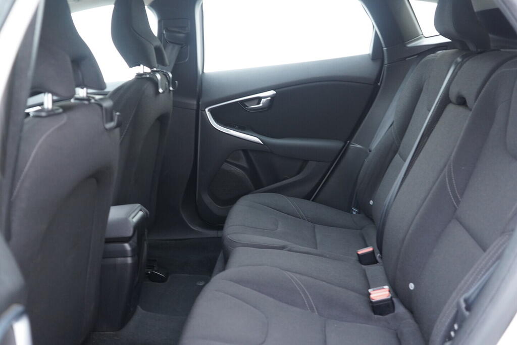 OV190V09703_32.webp_V40 Cross Country Business 2.0  88 kW manuál