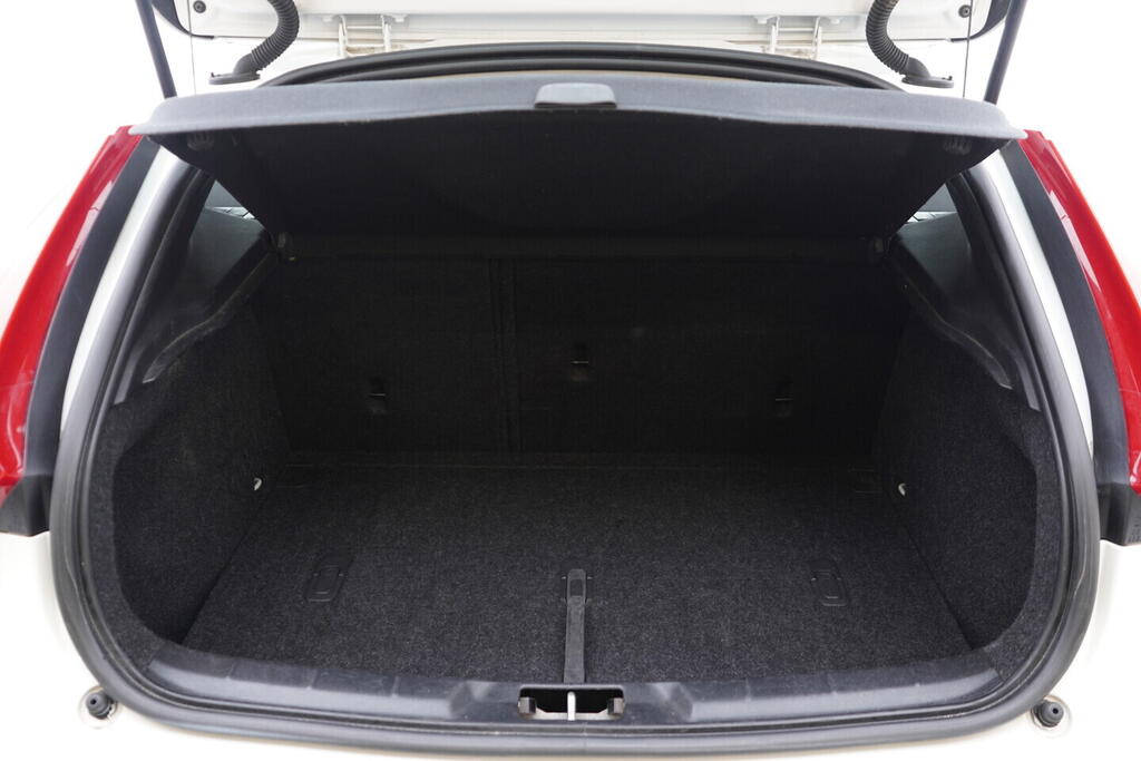 OV190V09703_33.webp_V40 Cross Country Business 2.0  88 kW manuál