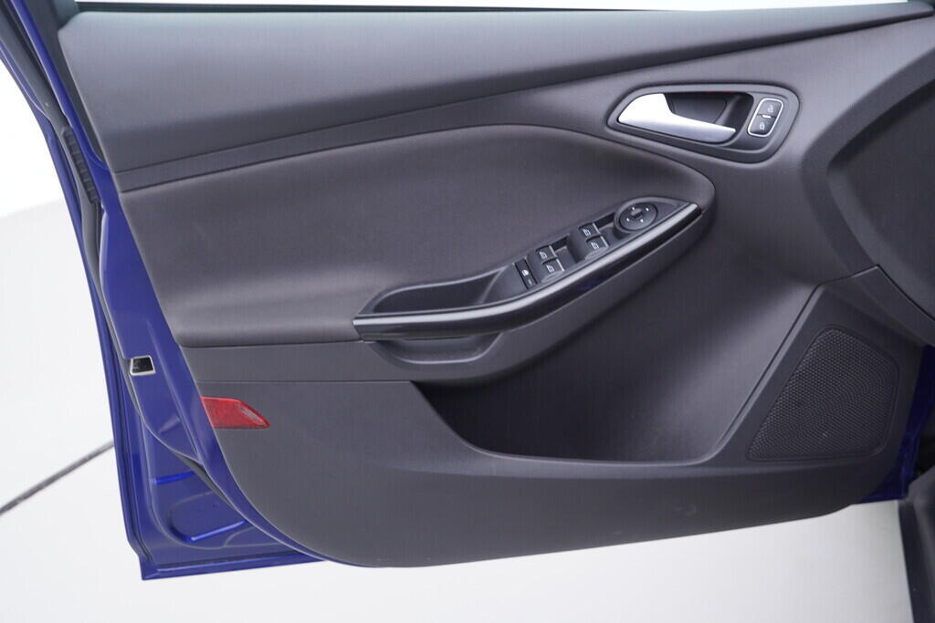 OV190V09704_19.webp_FOCUS Titanium 1.0  92 kW manuál