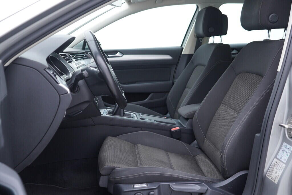 OV190V09705_23.webp_PASSAT VARIANT Comfortline 1.6 TDI 88 kW manuál