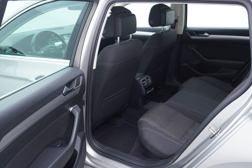 OV190V09705_35.webp_PASSAT VARIANT Comfortline 1.6 TDI 88 kW manuál