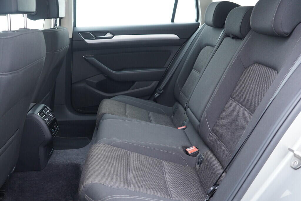 OV190V09705_37.webp_PASSAT VARIANT Comfortline 1.6 TDI 88 kW manuál