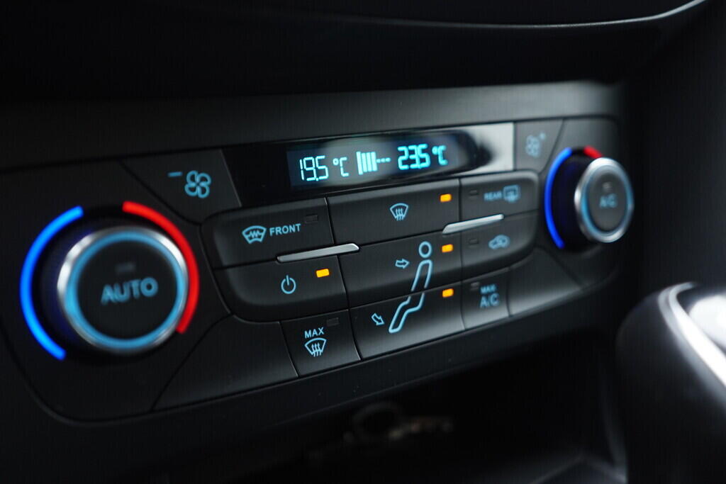 OV190V09711_32.webp_FOCUS ST-line Titanium 1.5  110 kW manuál