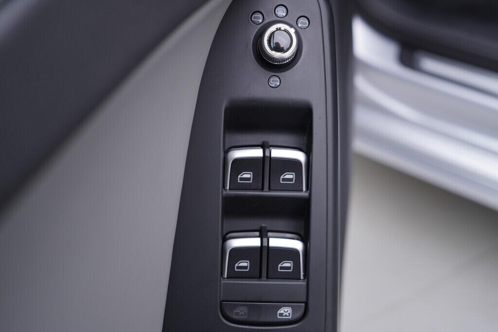 OV190V09728_44.webp_A4 AVANT S-line 3.0 TDI 180 kW manuál, DPH