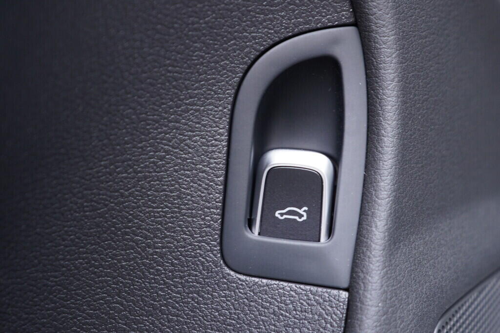 OV190V09728_45.webp_A4 AVANT S-line 3.0 TDI 180 kW manuál, DPH