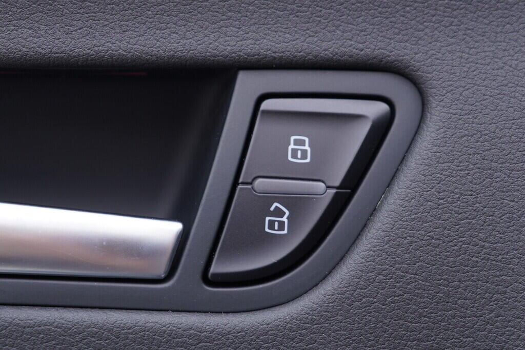 OV190V09728_46.webp_A4 AVANT S-line 3.0 TDI 180 kW manuál, DPH