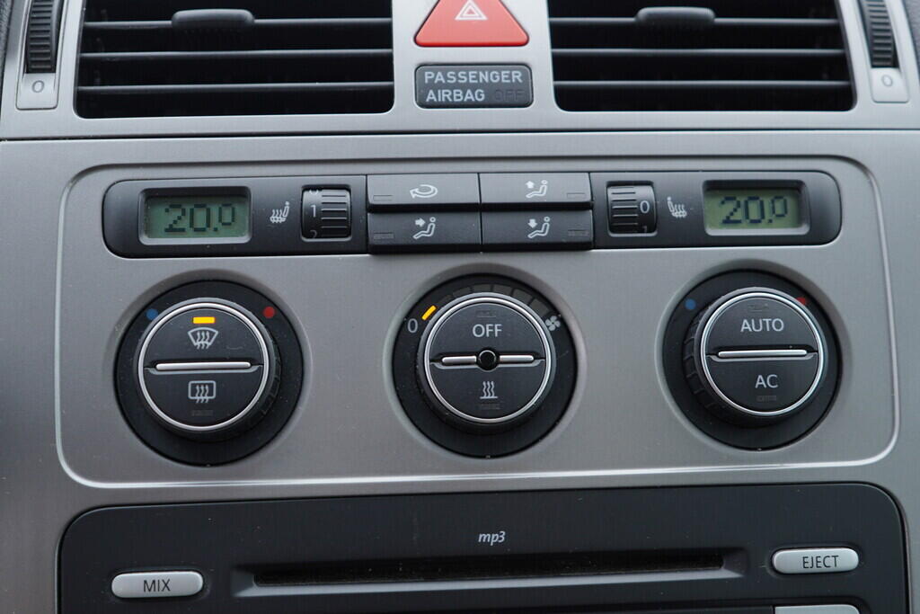 OV190V09755_29.webp_TOURAN  1.9 TDI 77 kW manuál