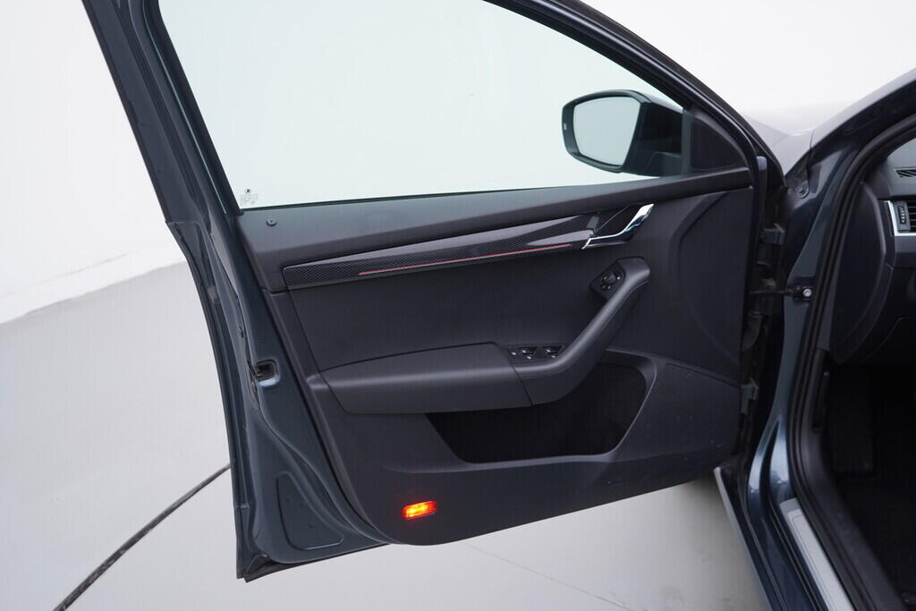 OV190V09766_19.webp_OCTAVIA RS 2.0 TSI 169 kW manuál