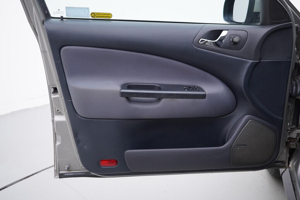 OV190V09773_19.webp_OCTAVIA Tour 1.6 16V 75 kW manuál