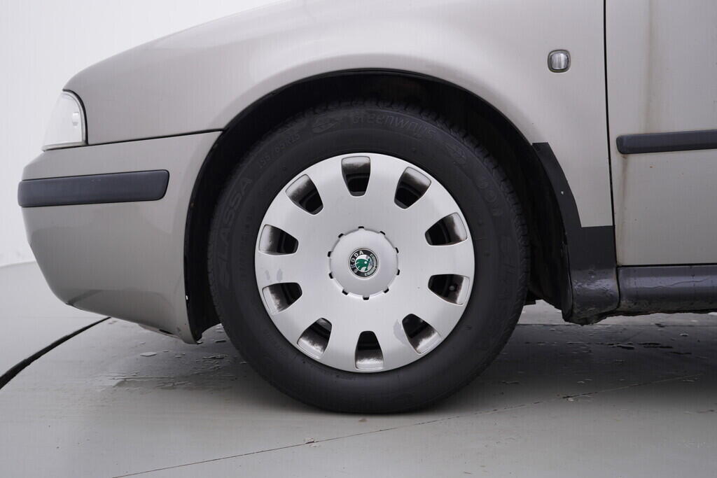 OV190V09773_34.webp_OCTAVIA Tour 1.6 16V 75 kW manuál