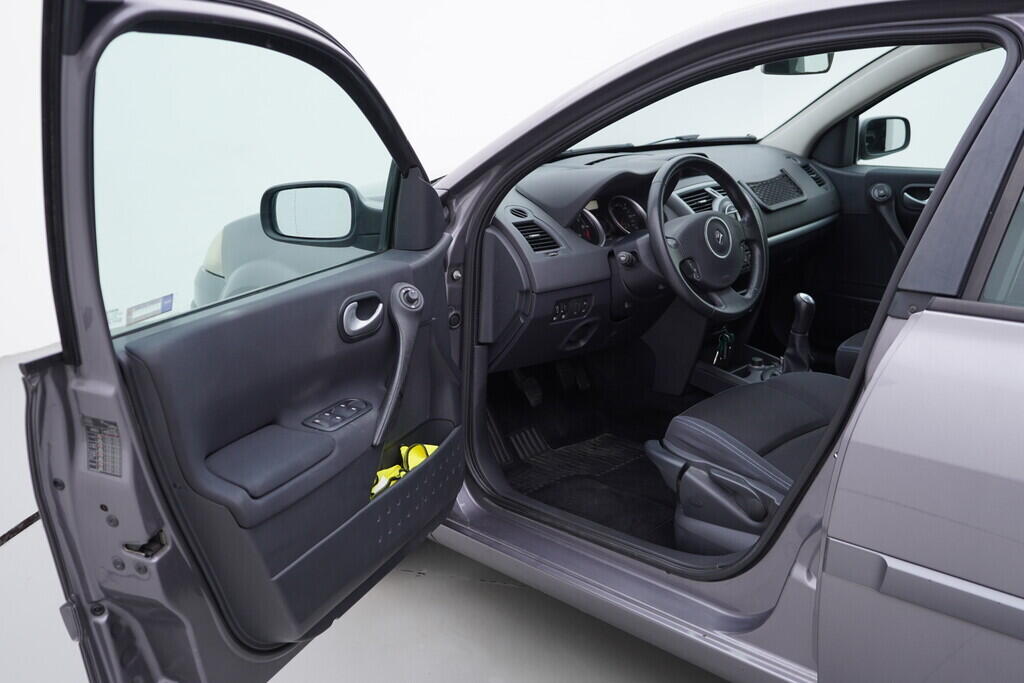 OV190V09804_18.webp_MÉGANE  1.6 16V 82 kW manuál