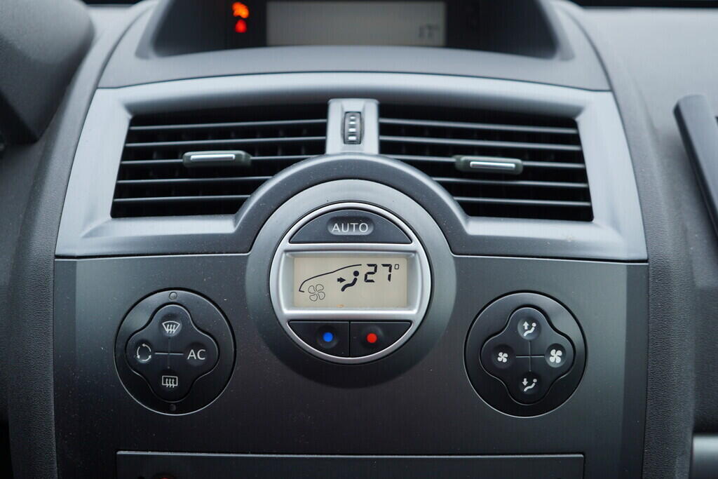 OV190V09804_29.webp_MÉGANE  1.6 16V 82 kW manuál