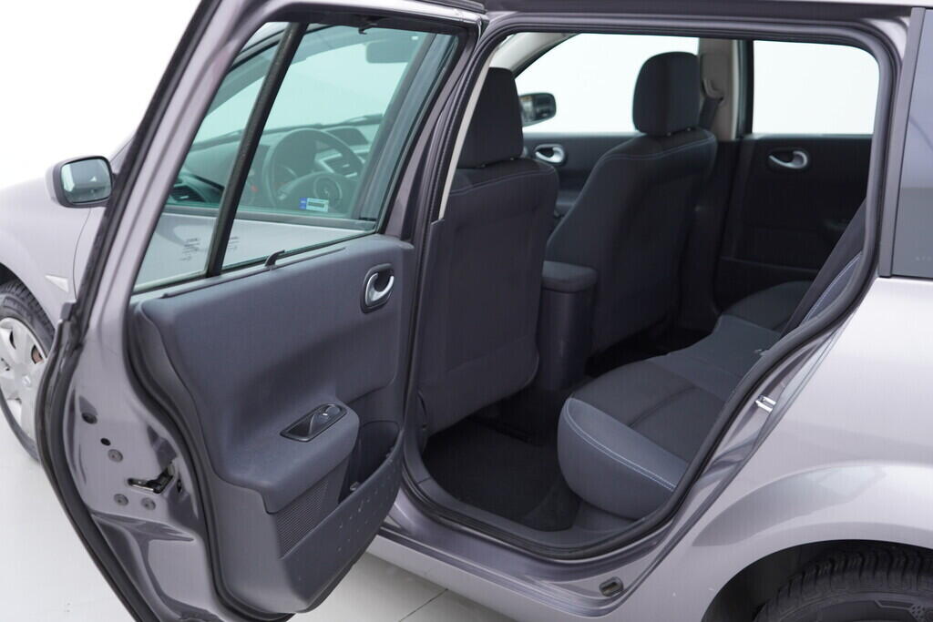 OV190V09804_32.webp_MÉGANE  1.6 16V 82 kW manuál