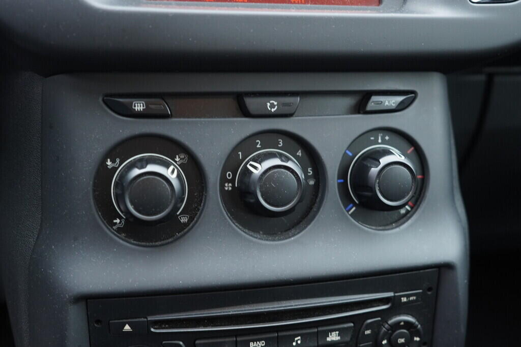 OV190V09807_28.webp_C3  1.0 VTi 50 kW manuál