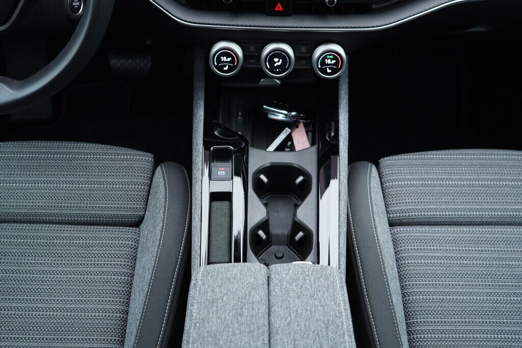 OV190V09815_35.webp_SUPERB Selection 2.0 TDI 110 kW automat, DPH