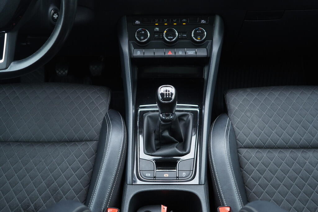 OV190V09818_34.webp_KAROQ Style 1.0 TSI 85 kW manuál