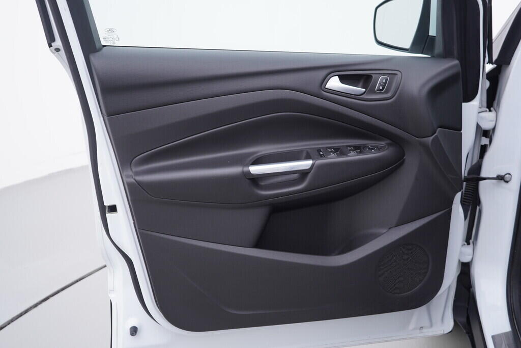 OV190V09821_19.webp_KUGA Titanium 2.0  110 kW manuál