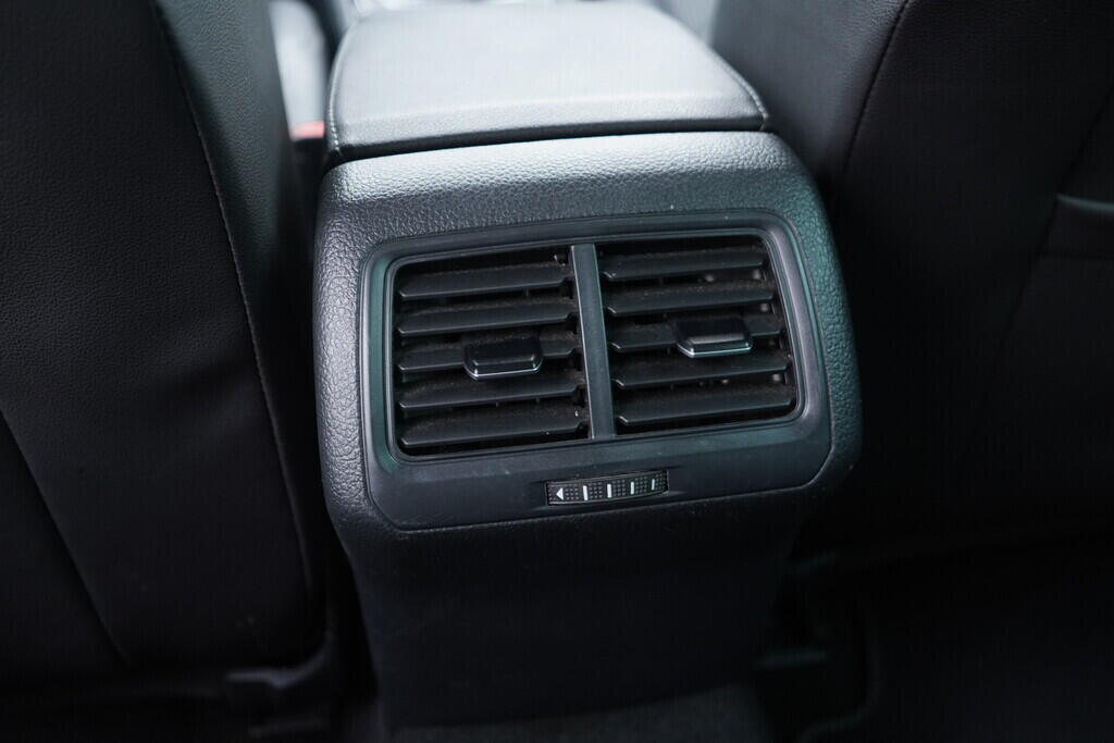 OV190V09822_37.webp_GOLF VARIANT Highline R-line 2.0 TDI 110 kW automat