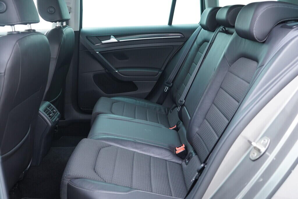 OV190V09822_38.webp_GOLF VARIANT Highline R-line 2.0 TDI 110 kW automat