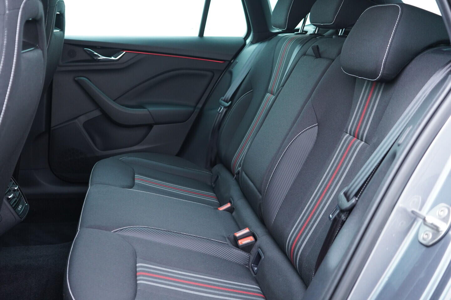 OV190V09854_36.webp_KAMIQ Monte Carlo 1.0 TSI 85 kW manuál, DPH