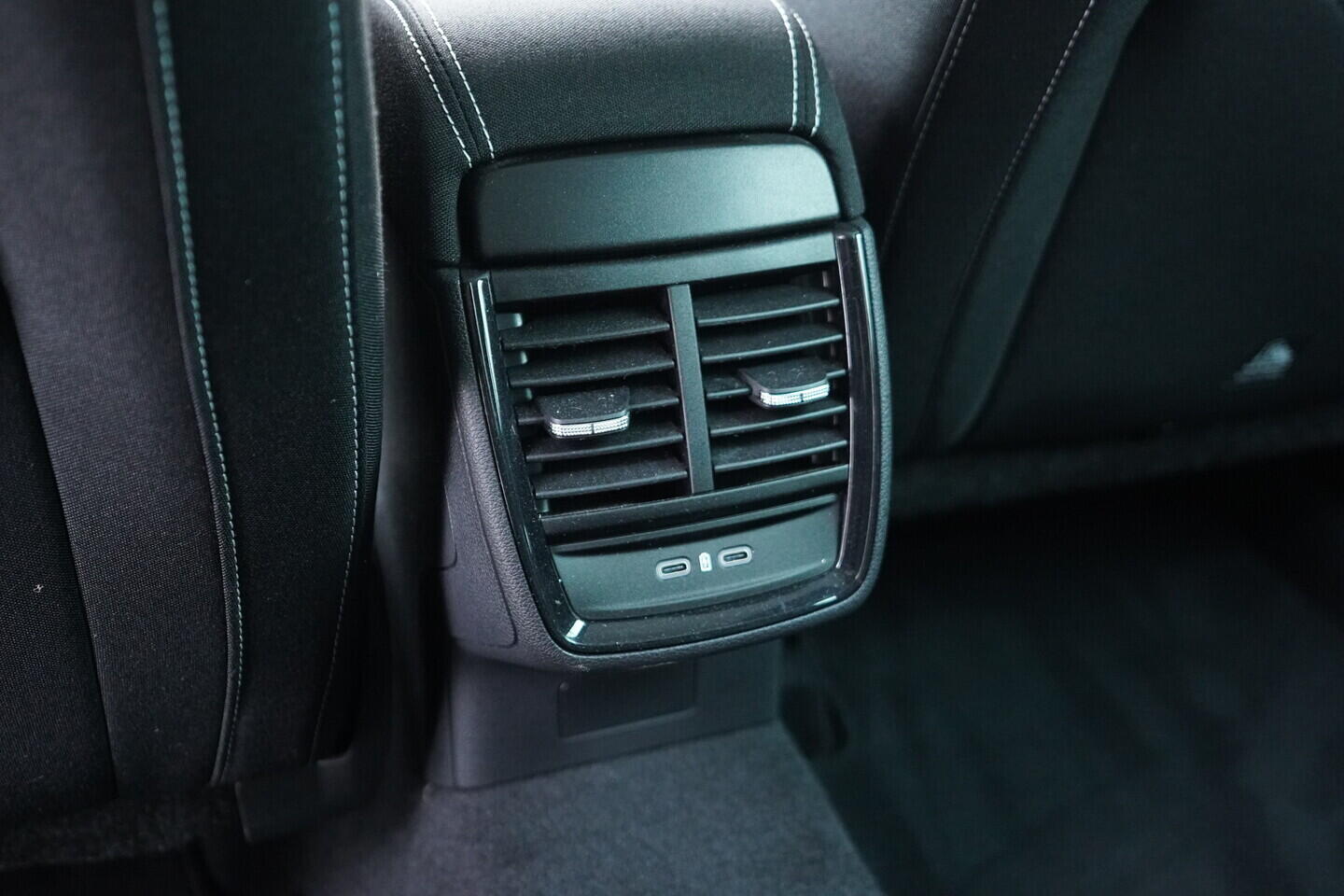 OV190V09854_37.webp_KAMIQ Monte Carlo 1.0 TSI 85 kW manuál, DPH