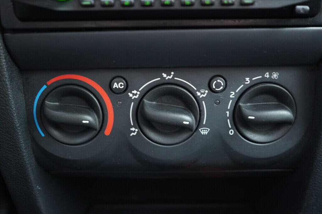 OV190V09861_29.webp_CLIO  1.1 D7F 43 kW manuál