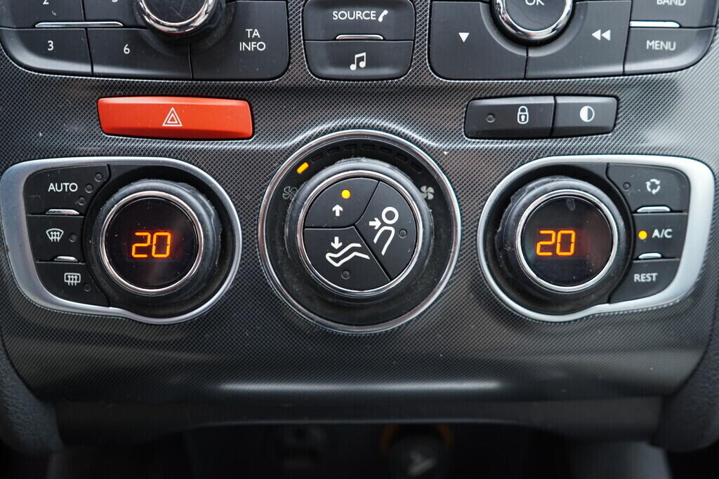 OV190V09893_30.webp_C4 Exclusive  1.6 VTi 88 kW manuál