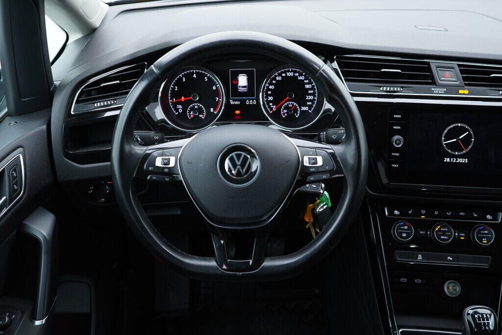 OV190V09942_27.webp_TOURAN Highline  1.5 TSI 110 kW manuál, DPH