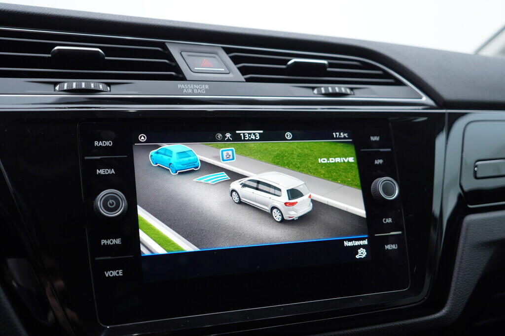 OV190V09942_31.webp_TOURAN Highline  1.5 TSI 110 kW manuál, DPH