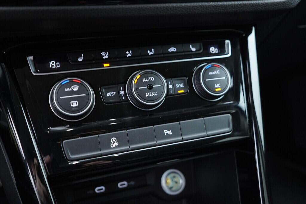 OV190V09942_32.webp_TOURAN Highline  1.5 TSI 110 kW manuál, DPH