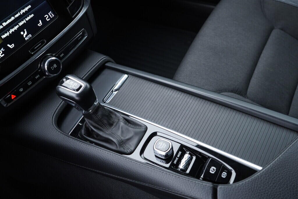 OV190V09944_32.webp_V90 Momentum 2.0 D4 140 kW automat