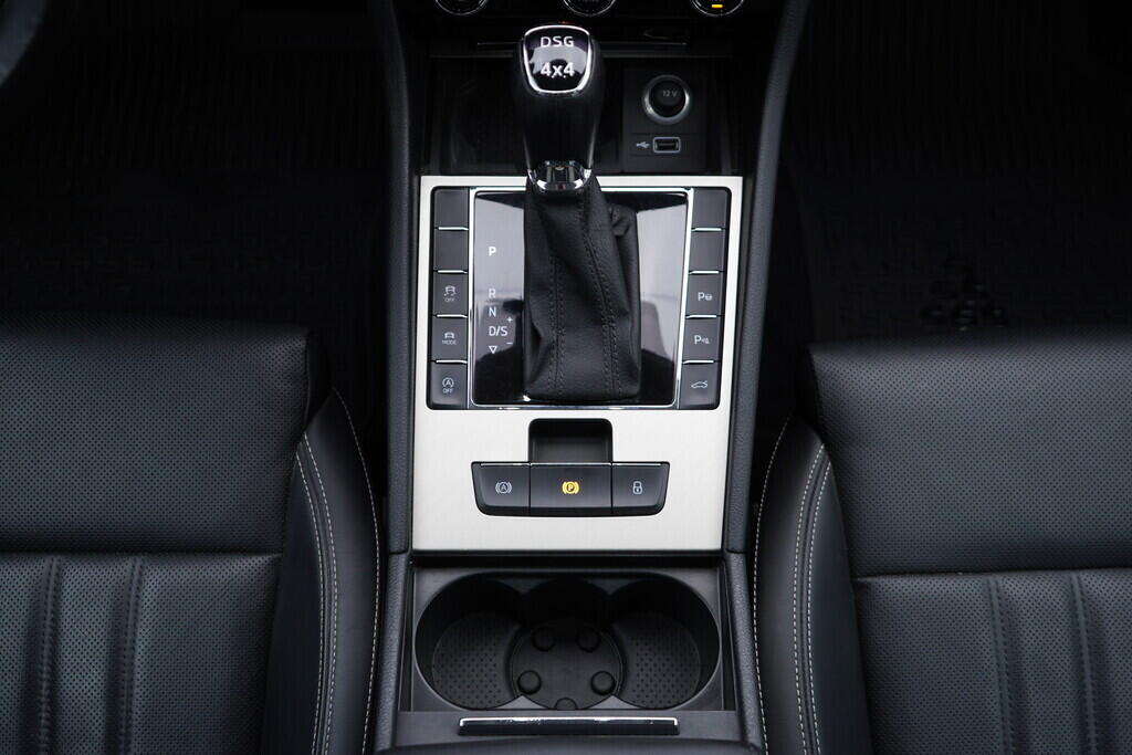 OV190V09946_37.webp_SUPERB L&K 2.0 TSI 200 kW automat, DPH