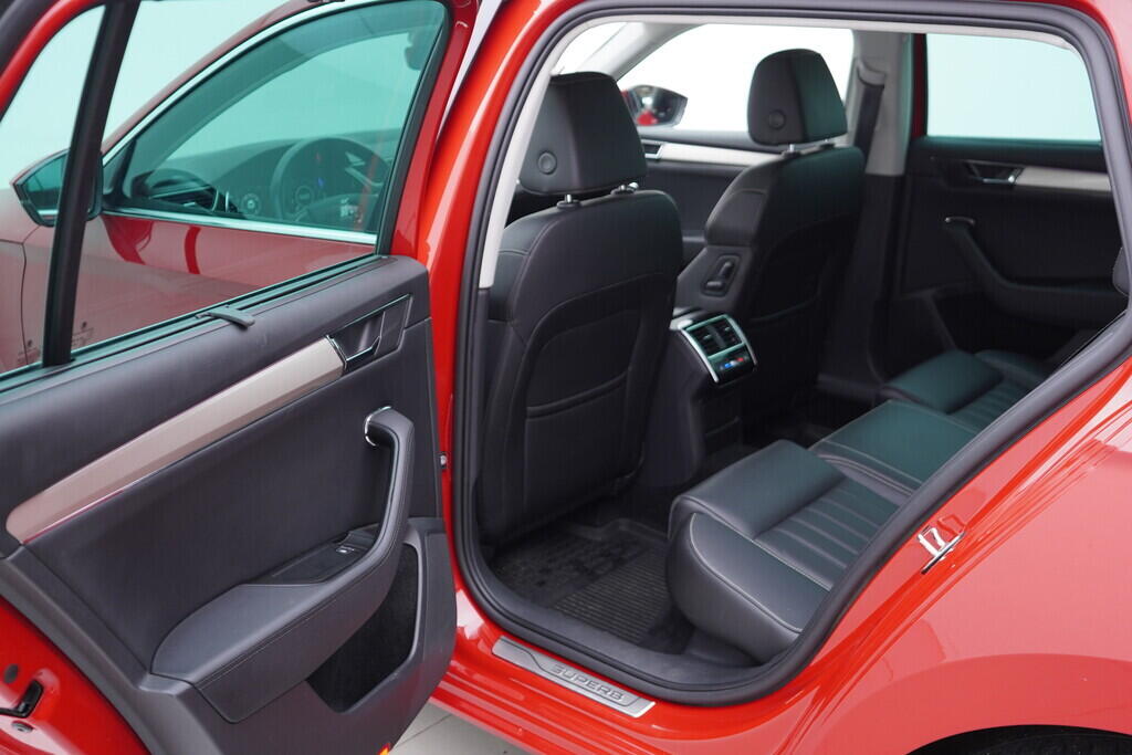 OV190V09946_39.webp_SUPERB L&K 2.0 TSI 200 kW automat, DPH