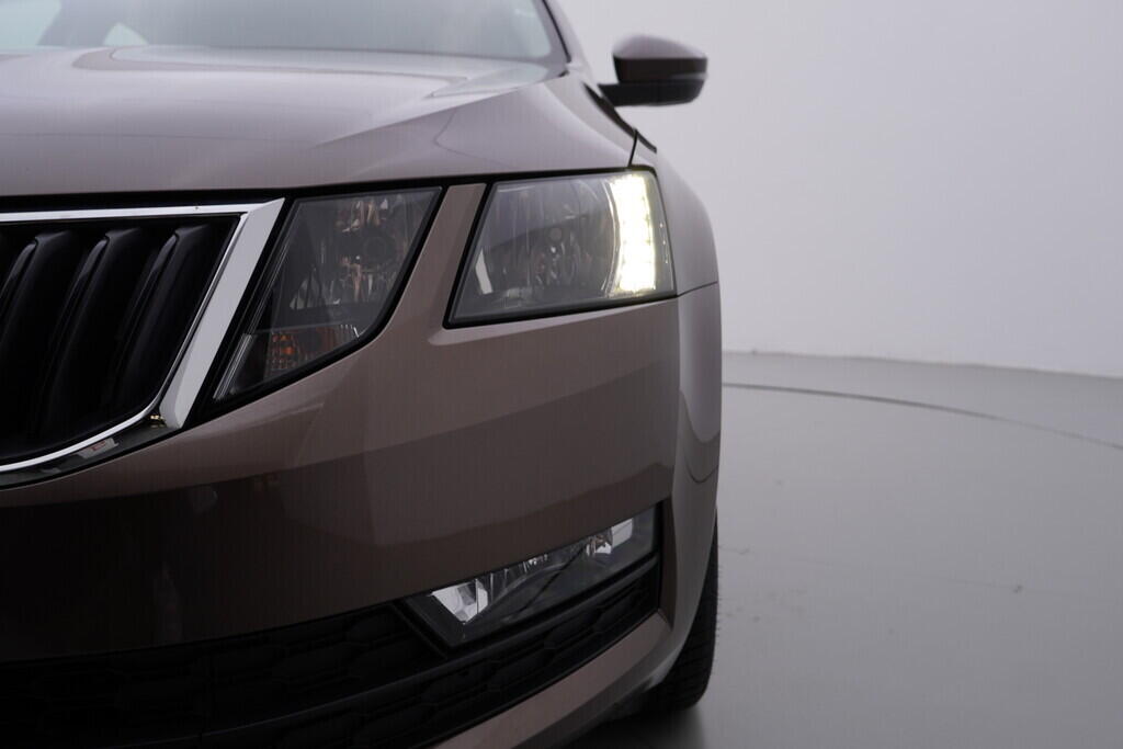 OV190V09975_40.webp_OCTAVIA Ambiente 1.6 TDI 85 kW automat