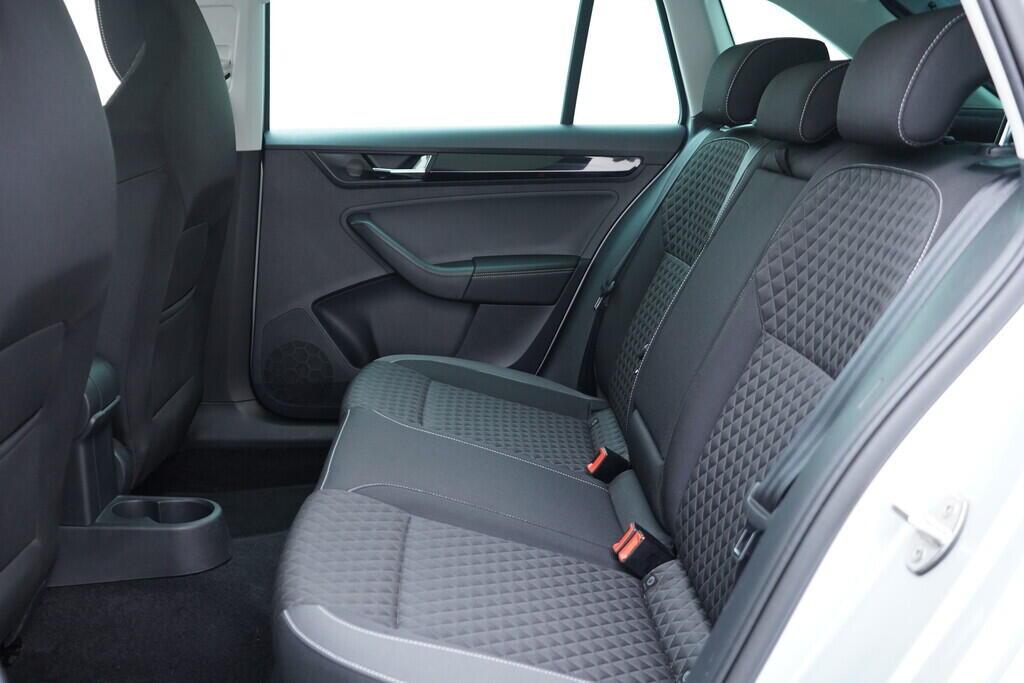 OV190V09976_33.webp_RAPID SPACEBACK 219 1.0 TSI 81 kW manuál