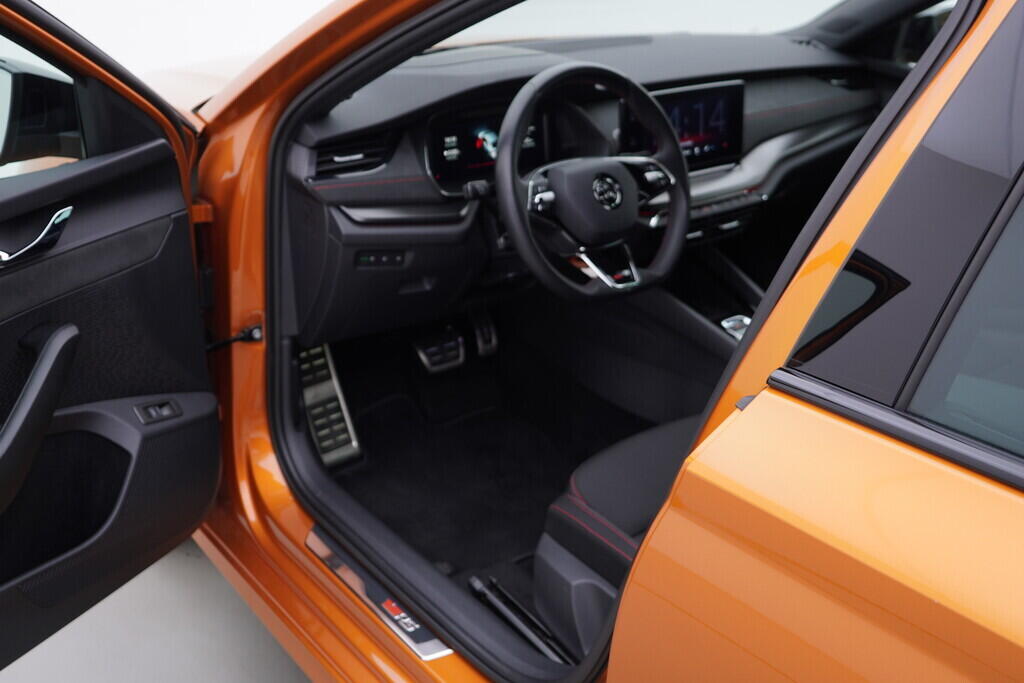 OV190V09980_18.webp_OCTAVIA RS 2.0 TSI 180 kW automat, DPH