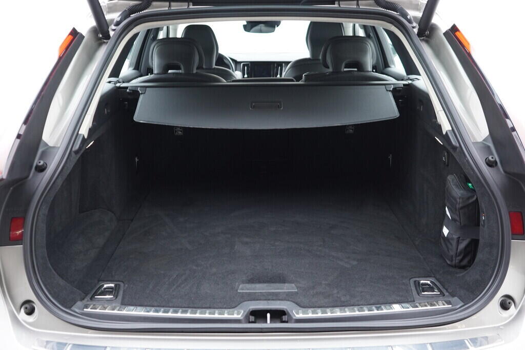 OV190V09985_41.webp_V90 Momentum 2.0 D4 145 kW automat, DPH