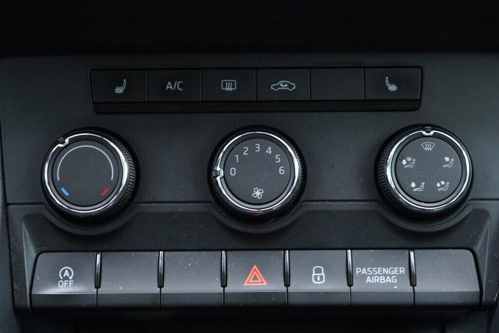 OV190V09986_30.webp_KAROQ Ambition 1.6 TDI 85 kW automat, DPH