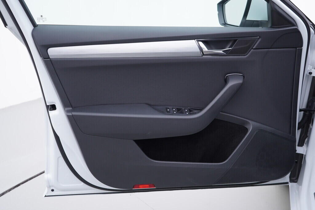 OV190V10028_19.webp_SUPERB Ambition 2.0 TDI 110 kW automat, DPH