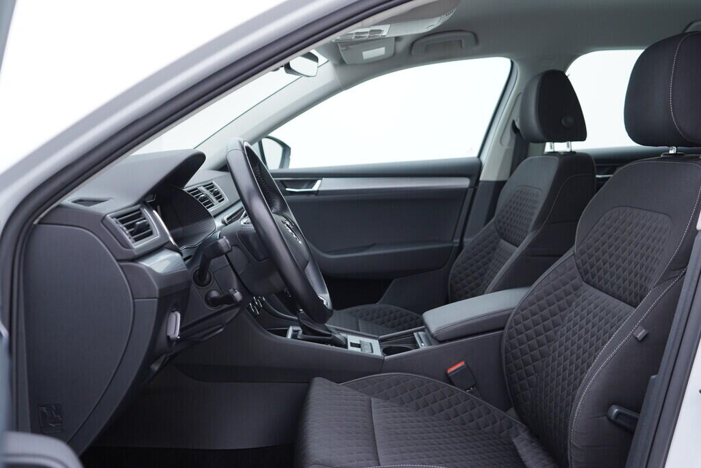 OV190V10028_22.webp_SUPERB Ambition 2.0 TDI 110 kW automat, DPH