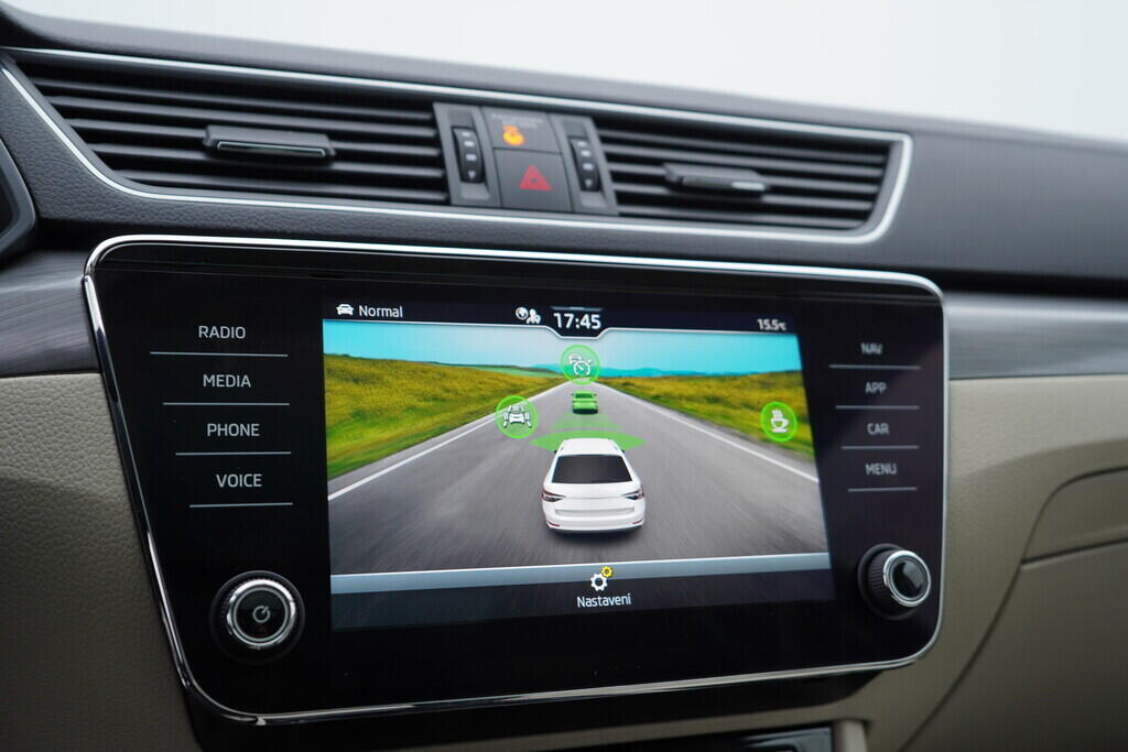 OV190V10109_33.webp_SUPERB Style Plus 2.0 TDI 110 kW manuál, DPH